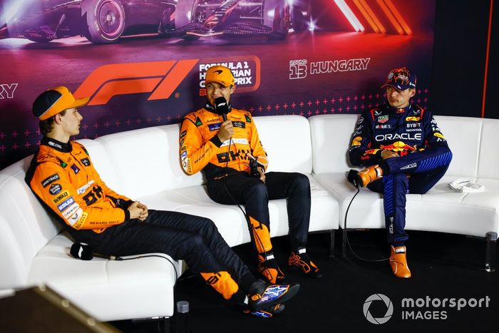 El piloto de la pole position Lando Norris, McLaren F1 Team, Oscar Piastri, McLaren F1 Team, Max Verstappen, Red Bull Racing, en la rueda de prensa de clasificación.