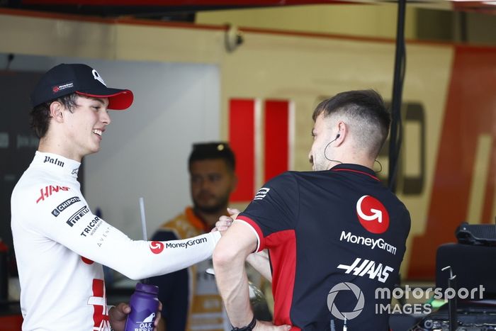 Oliver Bearman, Haas F1 Team, z kolegą z zespołu
