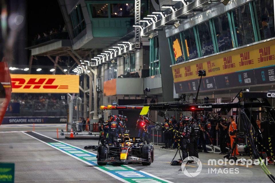Sergio Pérez, Red Bull Racing RB20, en boxes 