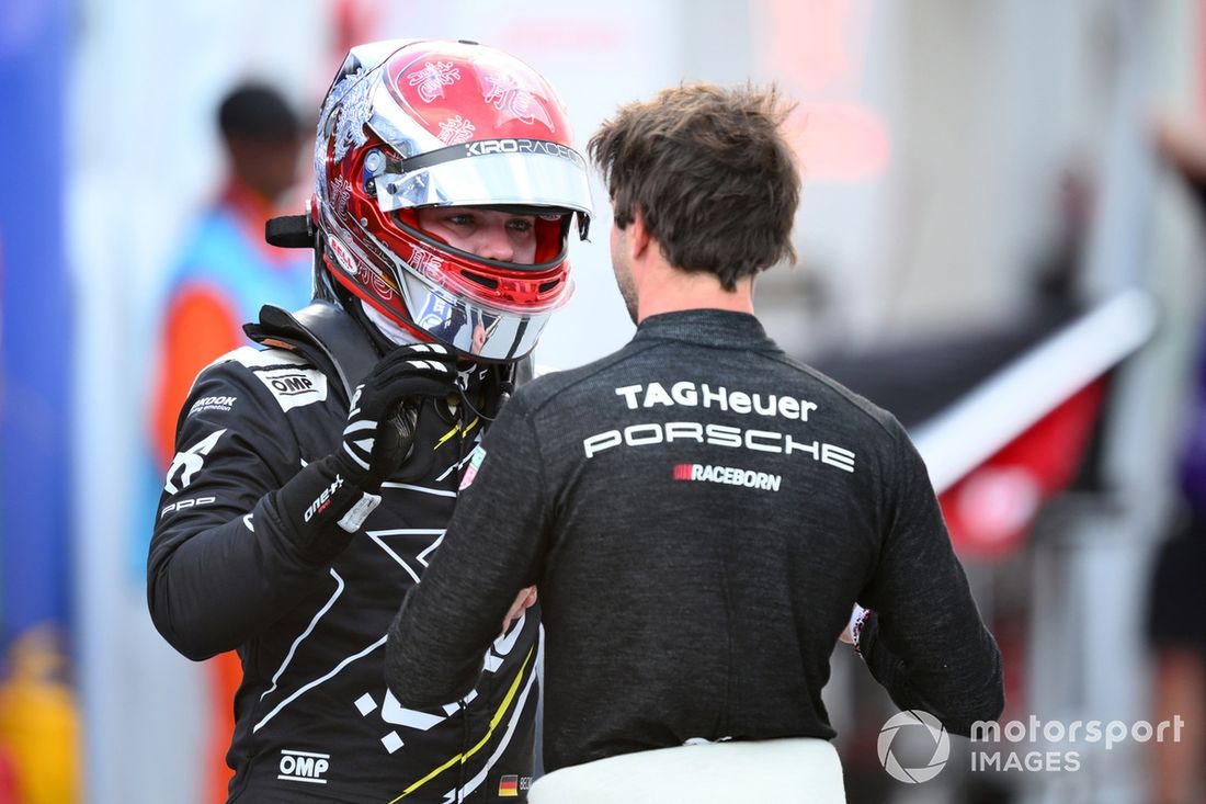 David Beckmann , Kiro Race Co habla con Antonio Felix da Costa , TAG Heuer Porsche Formula E Team en el Pitlane
