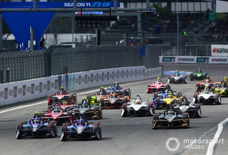 Pascal Wehrlein TAG Heuer Porsche Formula E Team Porsche 99X Electric Gen3 le peloton dans le premier virage au départ