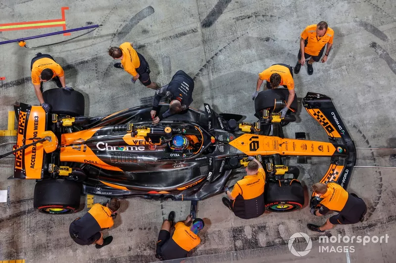 Mécaniciens dans la voie des stands avec Oscar Piastri, McLaren MCL38