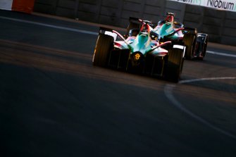 Lucas Di Grassi, Audi Sport ABT Schaeffler, Audi e-tron FE05 precede Daniel Abt, Audi Sport ABT Schaeffler, Audi e-tron FE05