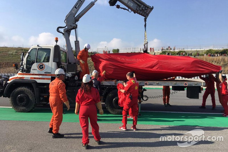 Il recupero della Ferrari SF90 di Sebastian Vettel
