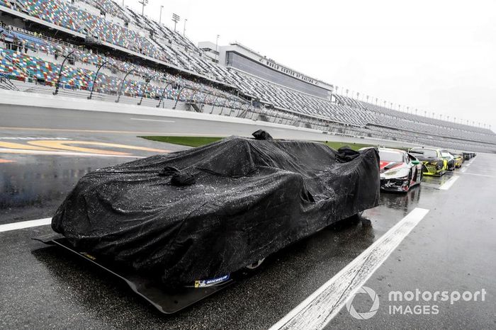 #10 Wayne Taylor Racing Cadillac DPi: Renger Van Der Zande, Jordan Taylor, Fernando Alonso, Kamui Kobayashi on pit lane in the rain