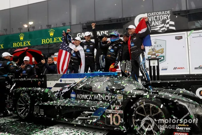 Los ganadores de las 24 Horas de Daytona 2019 #10 Wayne Taylor Racing Cadillac DPi: Renger Van Der Zande, Jordan Taylor, Fernando Alonso, Kamui Kobayashi