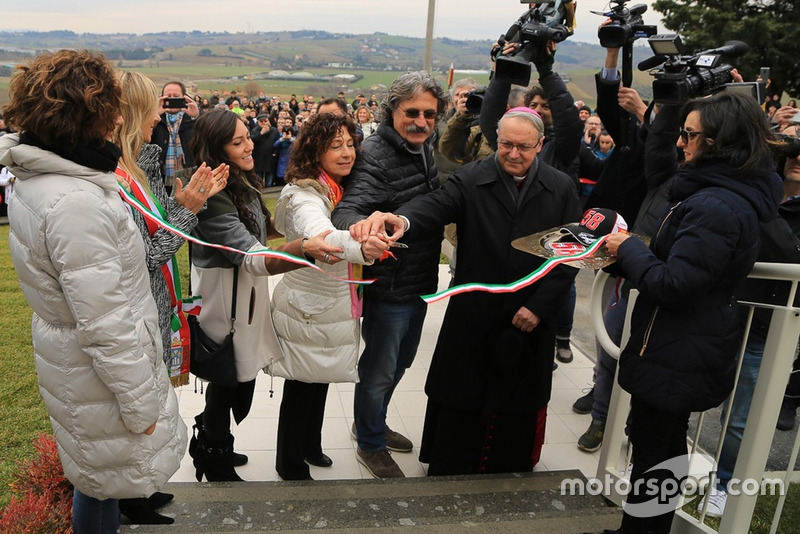 Kate Fretti, Rossella Simoncelli e Paolo Simoncelli tagliano il nastro all'inaugurazione di Casa Marco Simoncelli