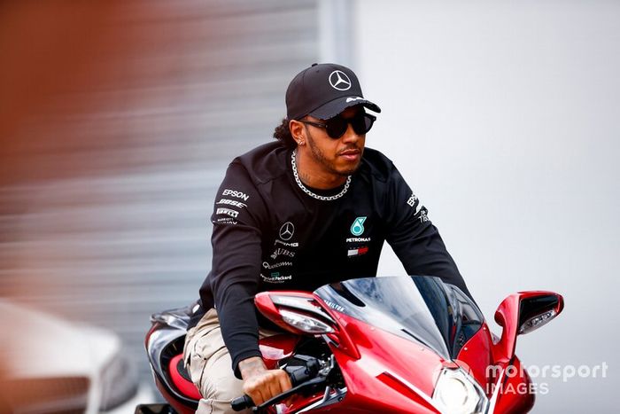 Lewis Hamilton, Mercedes AMG F1 en su motocicleta