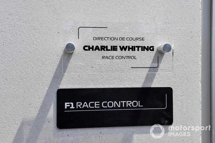 Una placa que dedica un nuevo edificio de Control de Carrera al difunto Charlie Whiting, ex Director de Carrera de la FIA