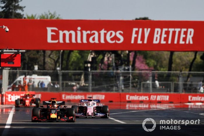 Max Verstappen, Red Bull Racing RB15, Sergio Perez, Racing Point RP19, y Charles Leclerc, Ferrari SF90