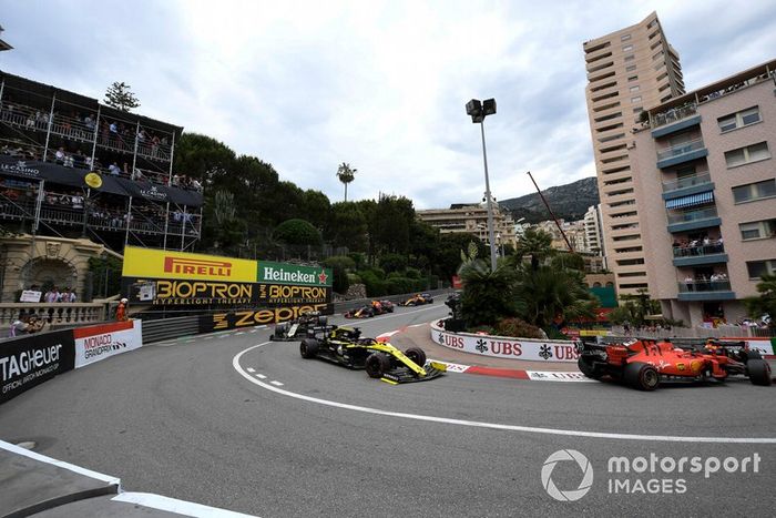 Sebastian Vettel, Ferrari SF90, Daniel Ricciardo, Renault R.S.19, y Kevin Magnussen, Haas F1 Team VF-19