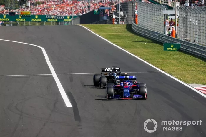 Daniil Kvyat, Toro Rosso STR14, Romain Grosjean, Haas F1 Team VF-19