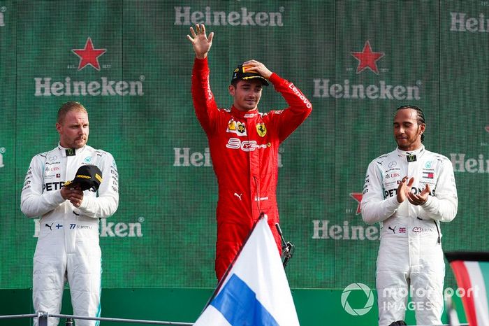 Podio: segundo lugar Valtteri Bottas, Mercedes AMG F1, ganador Charles Leclerc, Ferrari, y tercer lugar Lewis Hamilton, Mercedes AMG F1