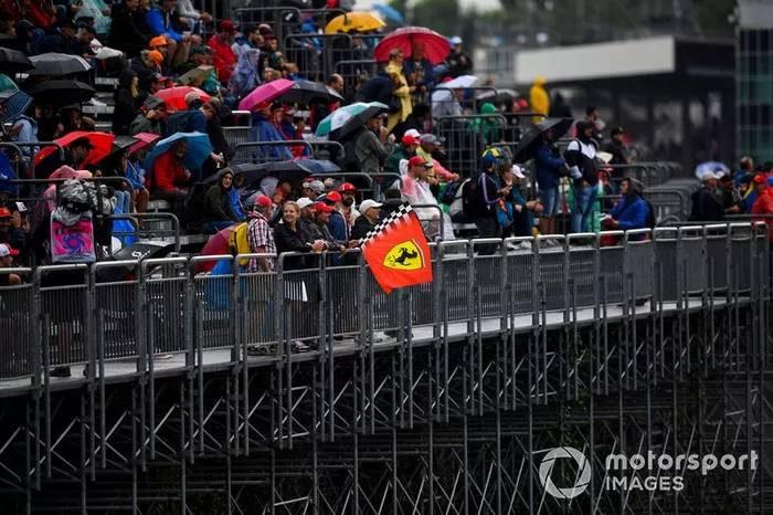 Los aficionados de Monza bajo la lluvia