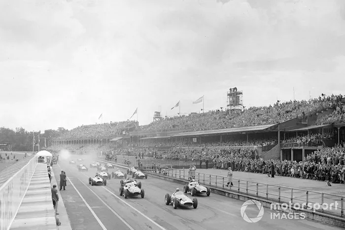 Jean Behra, Maserati 250F, precede Stirling Moss e Tony Brooks, Vanwall
