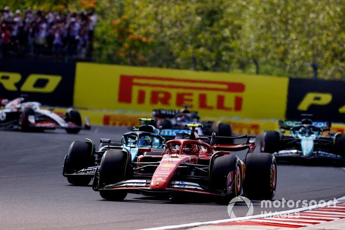 Carlos Sainz, Ferrari SF-24, Fernando Alonso, Aston Martin AMR24, Lance Stroll, Aston Martin AMR24