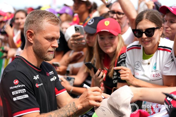Kevin Magnussen, Haas F1 Team, firma autógrafos para los aficionados