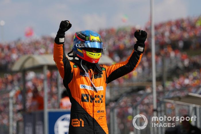 Oscar Piastri, McLaren F1 Team, 1ª posición, celebra su llegada al Parc Ferme