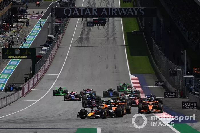 Max Verstappen, Red Bull Racing RB20, Lando Norris, McLaren MCL38, Oscar Piastri, McLaren MCL38, el resto de la parrilla en la salida del Sprint.