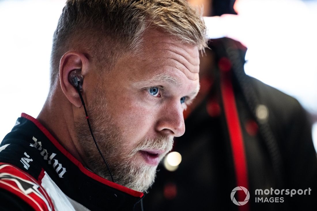 Kevin Magnussen, Haas F1 Team, en el garaje 