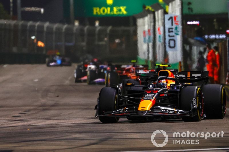 Sergio Pérez, Red Bull Racing RB20, Yuki Tsunoda, RB F1 Team VCARB 01, Carlos Sainz, Ferrari SF-24