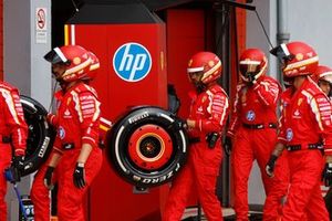 El equipo de boxes de la Scuderia Ferrari en el pit lane 