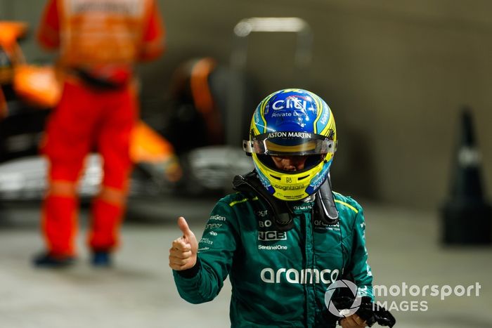 Fernando Alonso, Aston Martin F1 Team, levanta el pulgar tras la clasificación