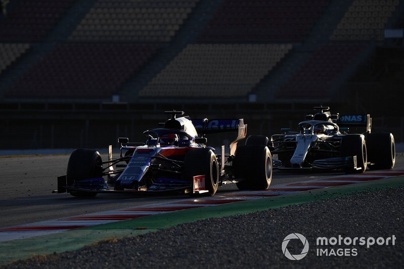 Daniil Kvyat, Scuderia Toro Rosso STR14 et Lewis Hamilton, Mercedes-AMG F1 W10 EQ Power+