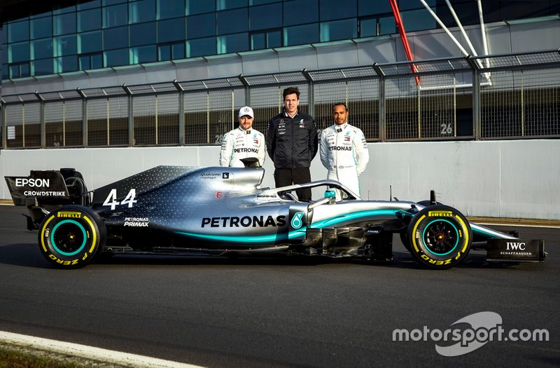 Valtteri Bottas, Toto Wolff, Lewis  Hamilton con el 
Mercedes AMG F1 W10