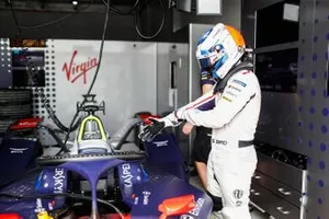 Sam Bird se prépare à entrer dans son Envision Virgin Racing Audi e-tron FE05