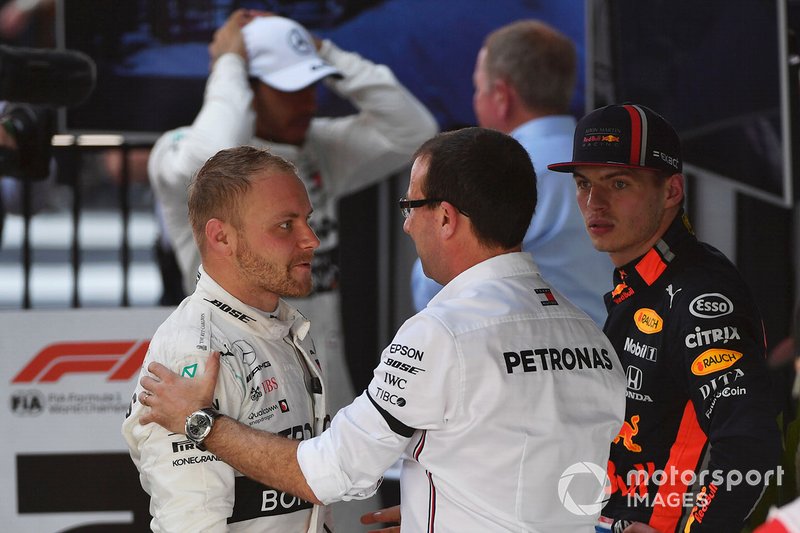 Valtteri Bottas, Mercedes AMG F1, vincitore, riceve i complimenti per la vittoria da un membro della squadra