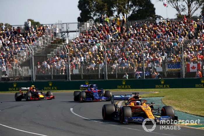 Carlos Sainz Jr., McLaren MCL34, Daniil Kvyat, Toro Rosso STR14, y Pierre Gasly, Red Bull Racing RB15