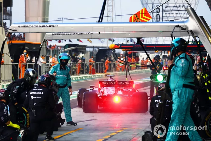 Lewis Hamilton, Mercedes W12, sale de boxes tras una parada
