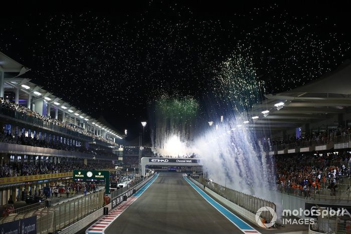 Los fuegos artificiales iluminan el cielo mientras se decide el campeón