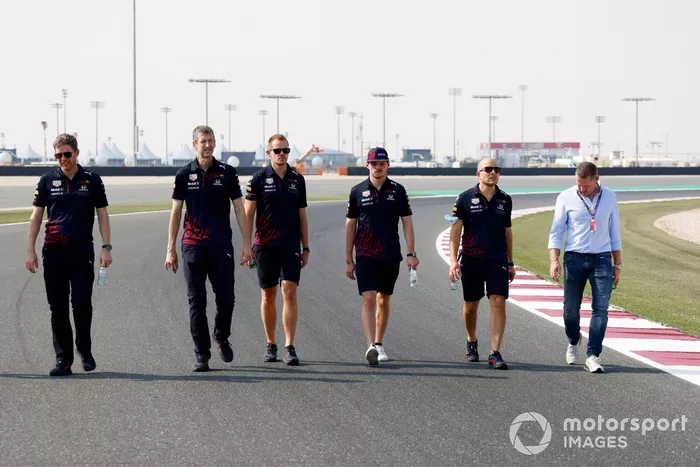 Max Verstappen, Red Bull Racing, recorre la pista con su padre Jos Verstappen y otros miembros de Red Bull