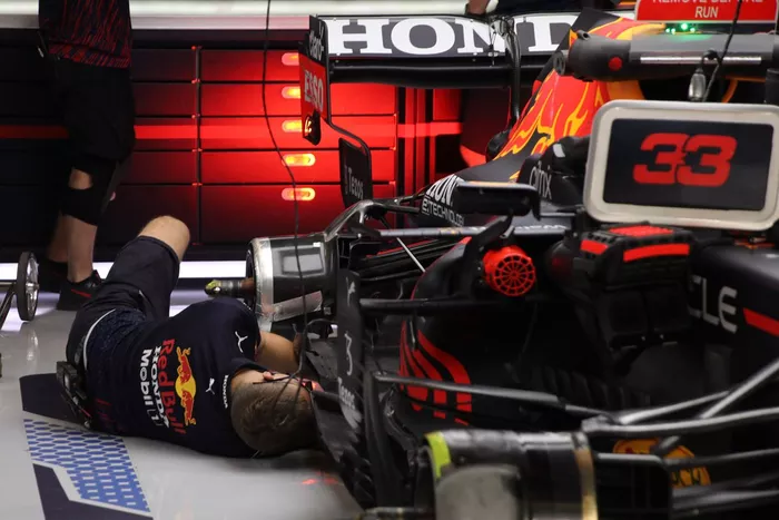 Mecánico trabajando en el Red Bull Racing RB16B de Max Verstappen 