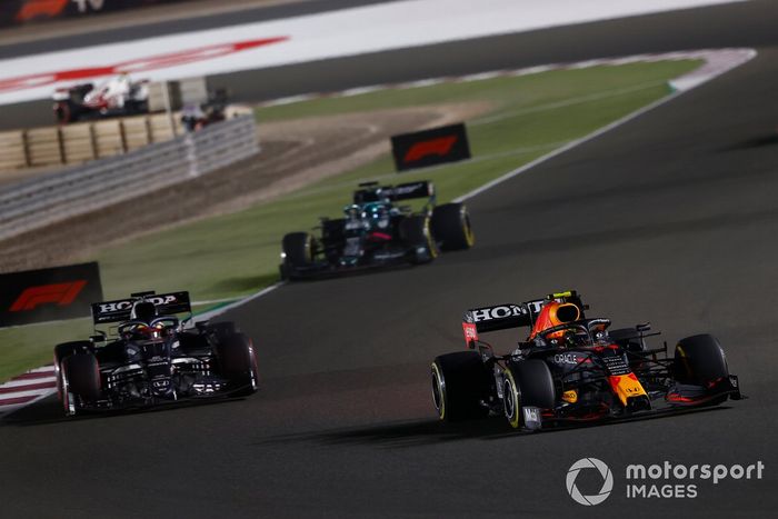 Sergio Pérez, Red Bull Racing RB16B, Yuki Tsunoda, AlphaTauri AT02, y Lance Stroll, Aston Martin AMR21