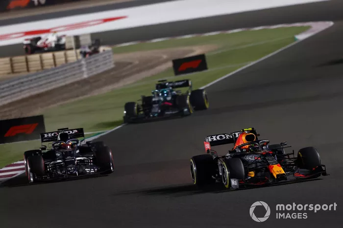 Sergio Pérez, Red Bull Racing RB16B, Yuki Tsunoda, AlphaTauri AT02, y Lance Stroll, Aston Martin AMR21
