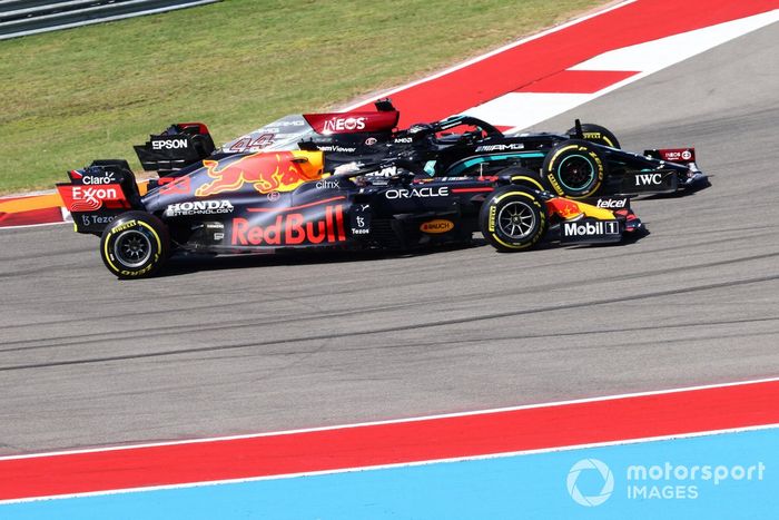 Max Verstappen, Red Bull Racing RB16B, lucha con Lewis Hamilton, Mercedes W12, en la salida