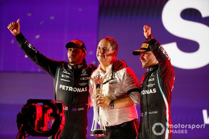 Podio: ganador Lewis Hamilton, Mercedes, Ron Meadows, director deportivo de Mercedes AMG, y tercer lugar Valtteri Bottas, Mercedes