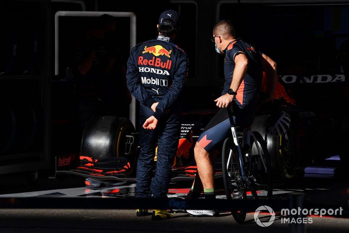 Sergio Pérez, Red Bull Racing, con un miembro del equipo fuera del box