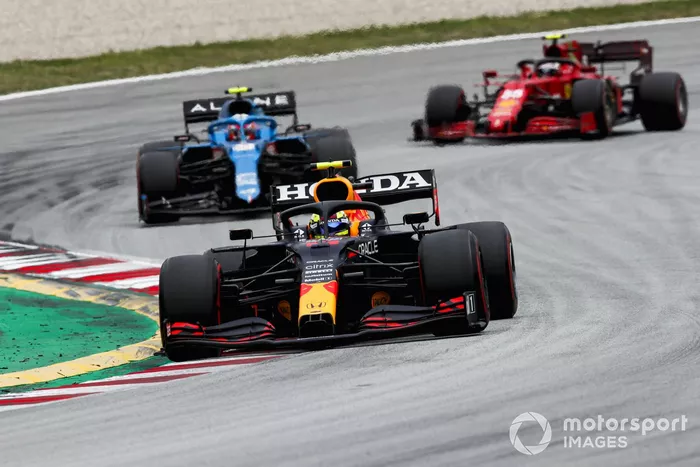 Sergio Perez, Red Bull Racing RB16B , Esteban Ocon, Alpine A521, e Carlos Sainz Jr., Ferrari SF21