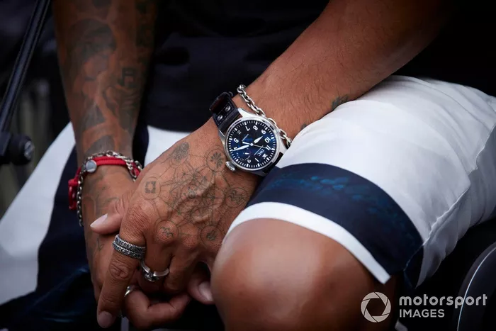 Detalle de las manos de Lewis Hamilton, Mercedes