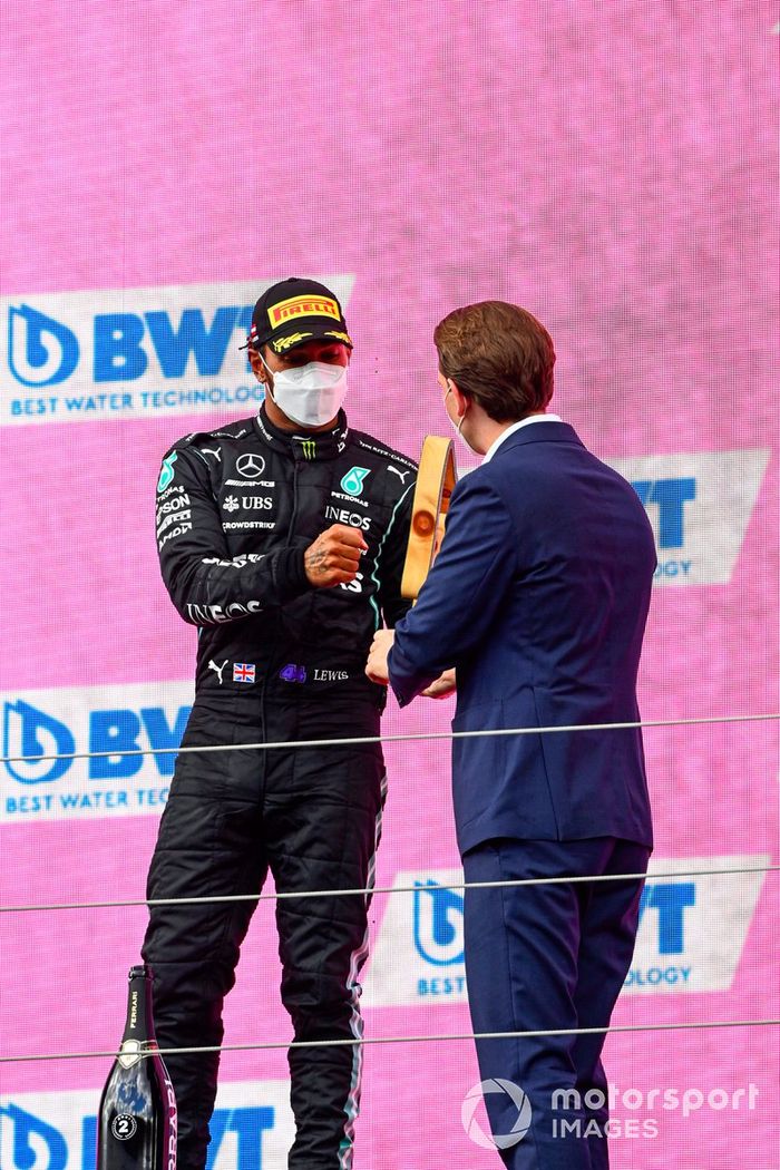 Podio: segundo lugar Lewis Hamilton, Mercedes