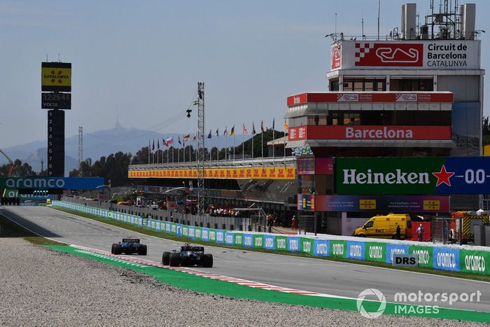 Nicholas Latifi, Williams FW43B, Valtteri Bottas, Mercedes W12