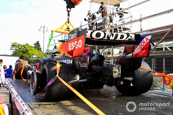 Daños en el coche de Max Verstappen, el RB16B de Red Bull Racing tras el accidente