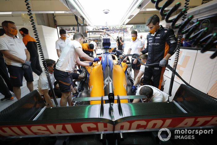 Los mecánicos trabajan en el coche de Lando Norris, McLaren MCL35M, en el garaje