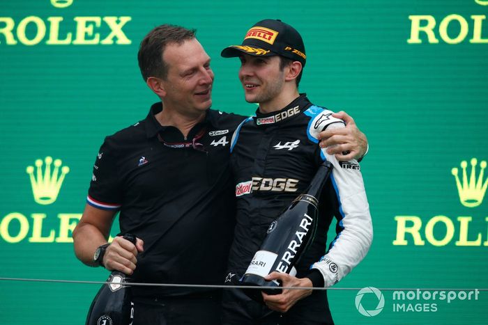 Laurent Rossi, CEO, Alpine F1, ed Esteban Ocon, Alpine F1, primo classificato, festeggiano sul podio