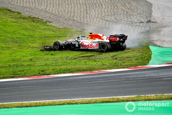 Sergio Pérez, Red Bull Racing RB16B, hace un trompo