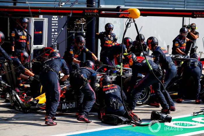Sergio Pérez, Red Bull Racing RB16B, hace una parada en pits